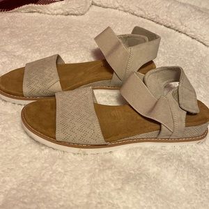 Skechers memory foam sandal, worn once or twice